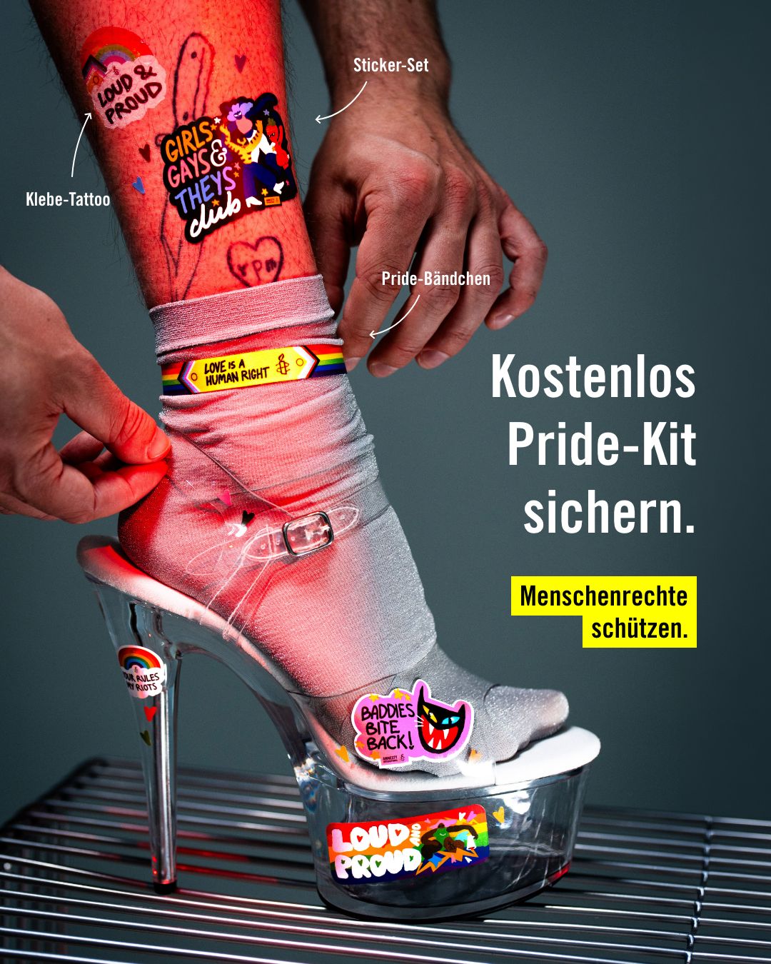 Hände die das Pride Kit von Amnesty International halten